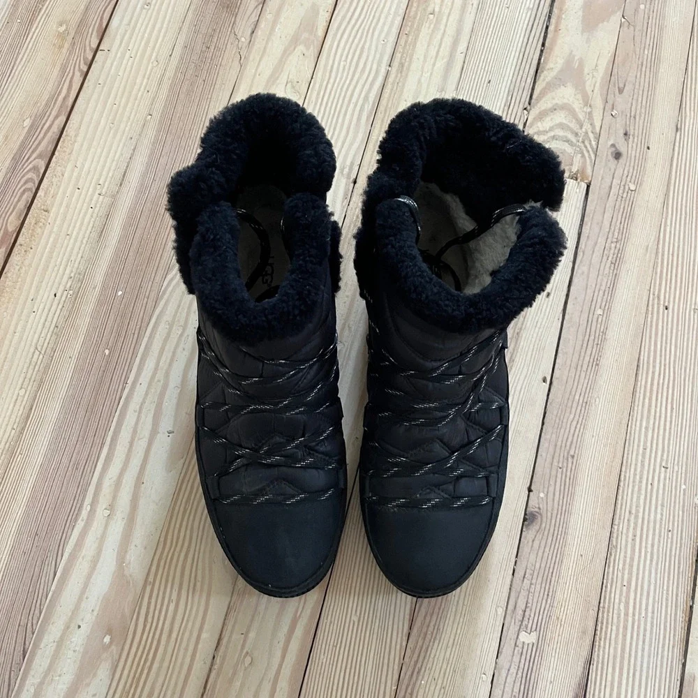 UGG‎ Cayden Waterproof Snow Boot Black Quilted Puffer Fur Trim 1098576 womens 9